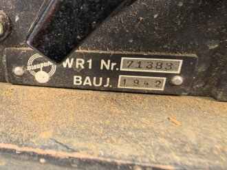 Wehrmacht Rundfunkempfänger WR1/P datiert 1942. Ungereinigtes Stück in gutem Gesamtzustand, mit Deckel. Originallack