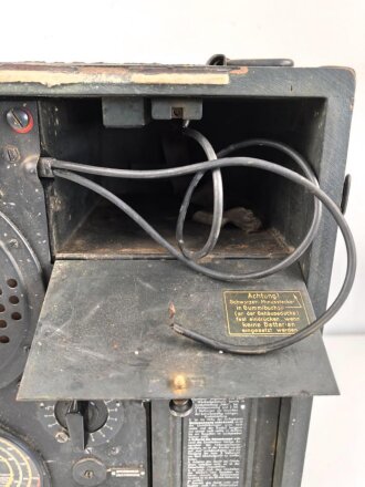 Wehrmacht Rundfunkempfänger WR1/P datiert 1942. Ungereinigtes Stück in gutem Gesamtzustand, mit Deckel. Originallack