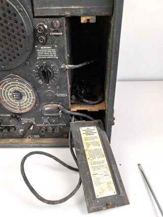 Wehrmacht Rundfunkempfänger WR1/P datiert 1942. Ungereinigtes Stück in gutem Gesamtzustand, mit Deckel. Originallack
