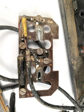Wehrmacht Rundfunkempfänger WR1/P datiert 1942. Ungereinigtes Stück in gutem Gesamtzustand, mit Deckel. Originallack