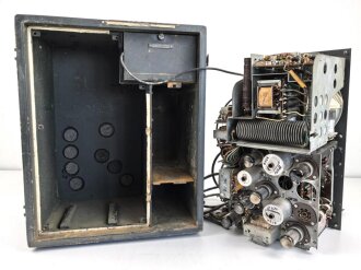 Wehrmacht Rundfunkempfänger WR1/P datiert 1942. Ungereinigtes Stück in gutem Gesamtzustand, mit Deckel. Originallack
