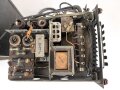 Wehrmacht Rundfunkempfänger WR1/P datiert 1942. Ungereinigtes Stück in gutem Gesamtzustand, mit Deckel. Originallack
