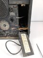 Wehrmacht Rundfunkempfänger WR1/P datiert 1942. Ungereinigtes Stück in gutem Gesamtzustand, mit Deckel. Originallack