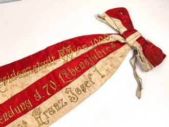 Österreich, zweiteiliges Fahnenband " Zur Erinnerung an die Vollendung des 70. Lenbensjahres seiner Majestät Franz Josef 1., Die k.k. Rerichshauptstadt Wien 1900." Gesamtlänge etwa 145cm
