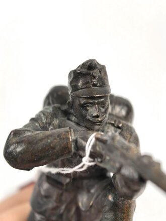 Österreich k.u.k. , schwere , plastische Darstellung eines Infanteristen. Gesamthöhe etwa 9cm, ohne Sockel