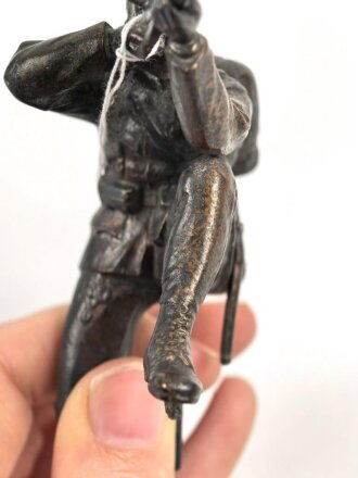 Österreich k.u.k. , schwere , plastische Darstellung eines Infanteristen. Gesamthöhe etwa 9cm, ohne Sockel