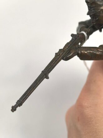 Österreich k.u.k. , schwere , plastische Darstellung eines Infanteristen. Gesamthöhe etwa 9cm, ohne Sockel