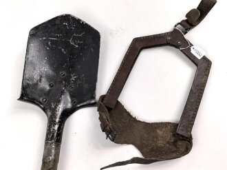 Österreich / Ungarn, Spaten vom Hersteller "Vogel & Noot, Wartberg" in Trageleder. Ungereinigt