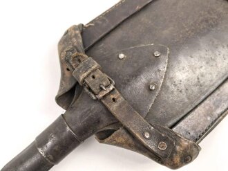 Österreich / Ungarn, Spaten mit unleserlichem Hersteller  in Trageleder. Ungereinigt