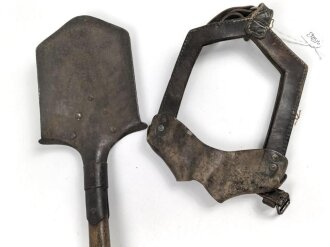 Österreich / Ungarn, Spaten mit unleserlichem Hersteller  in Trageleder. Ungereinigt