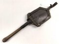 Österreich / Ungarn, Spaten mit unleserlichem Hersteller  in Trageleder. Ungereinigt