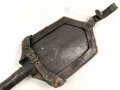 Österreich / Ungarn, Spaten mit unleserlichem Hersteller  in Trageleder. Ungereinigt