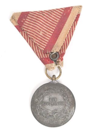 Österreich 1. Weltkrieg , kleine bronzene Tapferkeitsmedaille aus Kriegsmetall, defektes Band beiliegend
