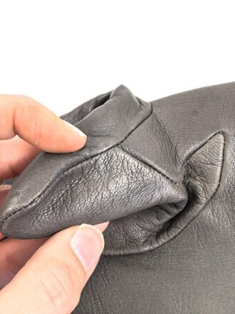 Paar Handschuhe für Kradmelder der Wehrmacht, wohl ungetragenes Paar, Grösse 8 1/2, datiert 1940