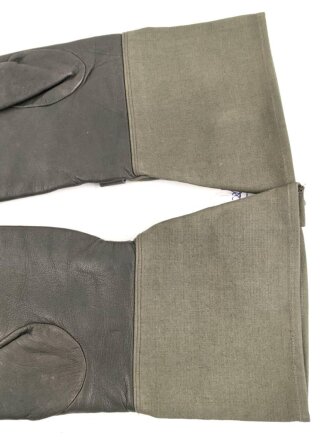 Paar Handschuhe für Kradmelder der Wehrmacht, wohl ungetragenes Paar, Grösse 8 1/2, datiert 1940