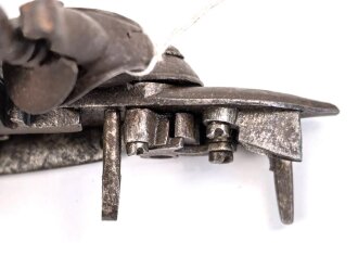 Teil einer Steinschlosspistole. Ohne Bezeichnung, Gesamtlänge 12cm