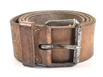 Eindornkoppel aus braunem Leder. Eiserne Schnalle, Riemenhöhe 52mm, Gesamtlänge 126cm