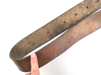 Eindornkoppel aus braunem Leder. Eiserne Schnalle, Riemenhöhe 52mm, Gesamtlänge 126cm