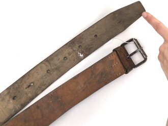 Eindornkoppel aus braunem Leder. Eiserne Schnalle, Riemenhöhe 52mm, Gesamtlänge 126cm