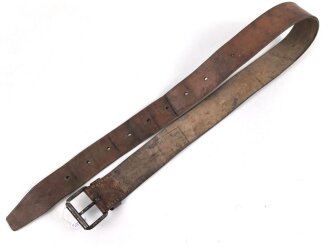 Eindornkoppel aus braunem Leder. Eiserne Schnalle, Riemenhöhe 52mm, Gesamtlänge 126cm