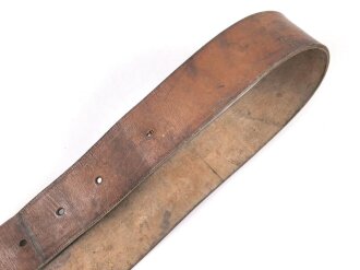 Eindornkoppel aus braunem Leder. Eiserne Schnalle, Riemenhöhe 52mm, Gesamtlänge 126cm