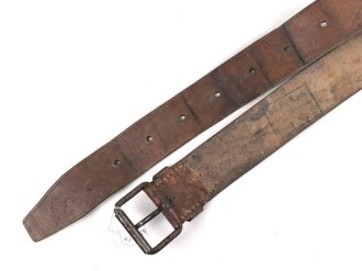 Eindornkoppel aus braunem Leder. Eiserne Schnalle, Riemenhöhe 52mm, Gesamtlänge 126cm