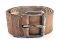 Eindornkoppel aus braunem Leder. Eiserne Schnalle, Riemenhöhe 52mm, Gesamtlänge 126cm