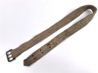 Zweidornkoppel aus Webmaterial. Eiserne Schnalle, die genieteten Schnallöcher erinnern an k.u.k. oder tschechische Machart. Gesamtlänge 114cm