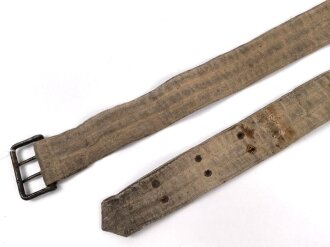 Zweidornkoppel aus Webmaterial. Eiserne Schnalle, die genieteten Schnallöcher erinnern an k.u.k. oder tschechische Machart. Gesamtlänge 114cm