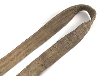 Zweidornkoppel aus Webmaterial. Eiserne Schnalle, die genieteten Schnallöcher erinnern an k.u.k. oder tschechische Machart. Gesamtlänge 114cm