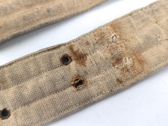 Zweidornkoppel aus Webmaterial. Eiserne Schnalle, die genieteten Schnallöcher erinnern an k.u.k. oder tschechische Machart. Gesamtlänge 114cm