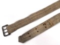 Zweidornkoppel aus Webmaterial. Eiserne Schnalle, die genieteten Schnallöcher erinnern an k.u.k. oder tschechische Machart. Gesamtlänge 114cm