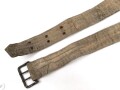 Zweidornkoppel aus Webmaterial. Eiserne Schnalle, die genieteten Schnallöcher erinnern an k.u.k. oder tschechische Machart. Gesamtlänge 114cm