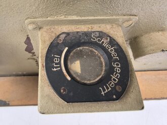 Luftwaffe, Filmkasette Fk.30 zum Reihenbildner für Luftaufklärung. Im seltenen Transportgestell. Originallack, Fl.38805, ungereinigtes Stück. Maße 45 x 50 x 22cm, die Grundplatte  43 x50cm