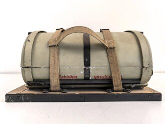 Luftwaffe, Filmkasette Fk.30 zum Reihenbildner für Luftaufklärung. Im seltenen Transportgestell. Originallack, Fl.38805, ungereinigtes Stück. Maße 45 x 50 x 22cm, die Grundplatte  43 x50cm