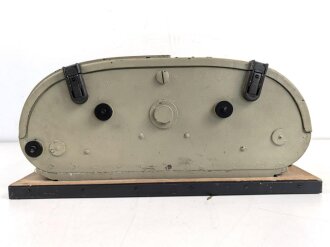 Luftwaffe, Filmkasette Fk.30 zum Reihenbildner für Luftaufklärung. Im seltenen Transportgestell. Originallack, Fl.38805, ungereinigtes Stück. Maße 45 x 50 x 22cm, die Grundplatte  43 x50cm