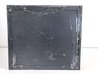 Luftwaffe, Filmkasette Fk.30 zum Reihenbildner für Luftaufklärung. Im seltenen Transportgestell. Originallack, Fl.38805, ungereinigtes Stück. Maße 45 x 50 x 22cm, die Grundplatte  43 x50cm