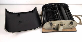 Luftwaffe, Filmkasette Fk.30 zum Reihenbildner für Luftaufklärung. Im seltenen Transportgestell. Originallack, Fl.38805, ungereinigtes Stück. Maße 45 x 50 x 22cm, die Grundplatte  43 x50cm
