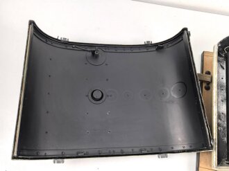Luftwaffe, Filmkasette Fk.30 zum Reihenbildner für Luftaufklärung. Im seltenen Transportgestell. Originallack, Fl.38805, ungereinigtes Stück. Maße 45 x 50 x 22cm, die Grundplatte  43 x50cm