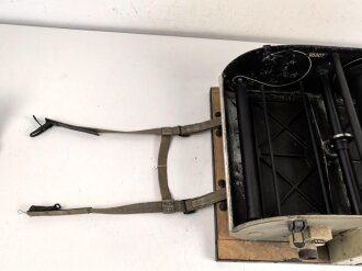 Luftwaffe, Filmkasette Fk.30 zum Reihenbildner für Luftaufklärung. Im seltenen Transportgestell. Originallack, Fl.38805, ungereinigtes Stück. Maße 45 x 50 x 22cm, die Grundplatte  43 x50cm