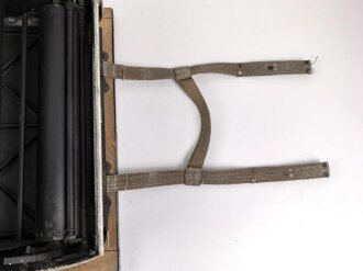 Luftwaffe, Filmkasette Fk.30 zum Reihenbildner für Luftaufklärung. Im seltenen Transportgestell. Originallack, Fl.38805, ungereinigtes Stück. Maße 45 x 50 x 22cm, die Grundplatte  43 x50cm
