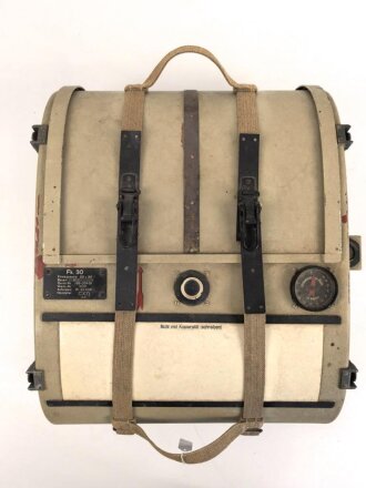Luftwaffe, Filmkasette Fk.30 zum Reihenbildner für Luftaufklärung. Im seltenen Transportgestell. Originallack, Fl.38805, ungereinigtes Stück. Maße 45 x 50 x 22cm, die Grundplatte  43 x50cm
