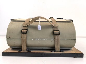 Luftwaffe, Filmkasette Fk.30 zum Reihenbildner für Luftaufklärung. Im seltenen Transportgestell. Originallack, Fl.38805, ungereinigtes Stück. Maße 45 x 50 x 22cm, die Grundplatte  43 x50cm