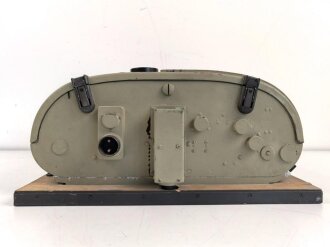 Luftwaffe, Filmkasette Fk.30 zum Reihenbildner für Luftaufklärung. Im seltenen Transportgestell. Originallack, Fl.38805, ungereinigtes Stück. Maße 45 x 50 x 22cm, die Grundplatte  43 x50cm