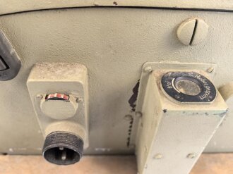 Luftwaffe, Filmkasette Fk.30 zum Reihenbildner für Luftaufklärung. Im seltenen Transportgestell. Originallack, Fl.38805, ungereinigtes Stück. Maße 45 x 50 x 22cm, die Grundplatte  43 x50cm