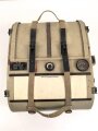 Luftwaffe, Filmkasette Fk.30 zum Reihenbildner für Luftaufklärung. Im seltenen Transportgestell. Originallack, Fl.38805, ungereinigtes Stück. Maße 45 x 50 x 22cm, die Grundplatte  43 x50cm