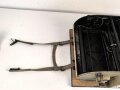 Luftwaffe, Filmkasette Fk.30 zum Reihenbildner für Luftaufklärung. Im seltenen Transportgestell. Originallack, Fl.38805, ungereinigtes Stück. Maße 45 x 50 x 22cm, die Grundplatte  43 x50cm