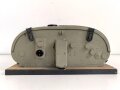 Luftwaffe, Filmkasette Fk.30 zum Reihenbildner für Luftaufklärung. Im seltenen Transportgestell. Originallack, Fl.38805, ungereinigtes Stück. Maße 45 x 50 x 22cm, die Grundplatte  43 x50cm