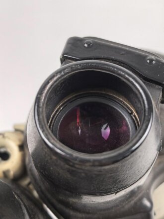 Kriegsmarine, U Boot Fernglas DF 7 x 50. Hersteller blc. Klare Durchsicht, Originallack, die Gummiarmierung beim Ausblick trocken, beim Einblick weich.