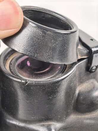 Kriegsmarine, U Boot Fernglas DF 7 x 50. Hersteller blc. Klare Durchsicht, Originallack, die Gummiarmierung beim Ausblick trocken, beim Einblick weich.